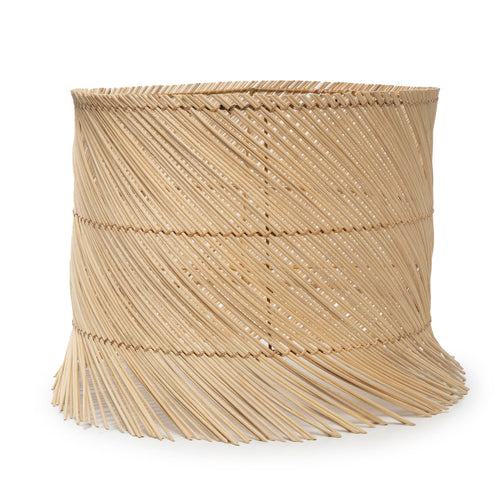 Abat-jour de lampe à poser en rotin naturel vu de face avec ses tiges en diagonale et ses pointes libres en bas