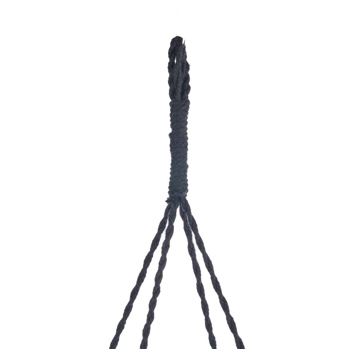 Détail de la boucle de suspension formée de quatre cordelettes de coton noir torsadé du lustre Nomad
