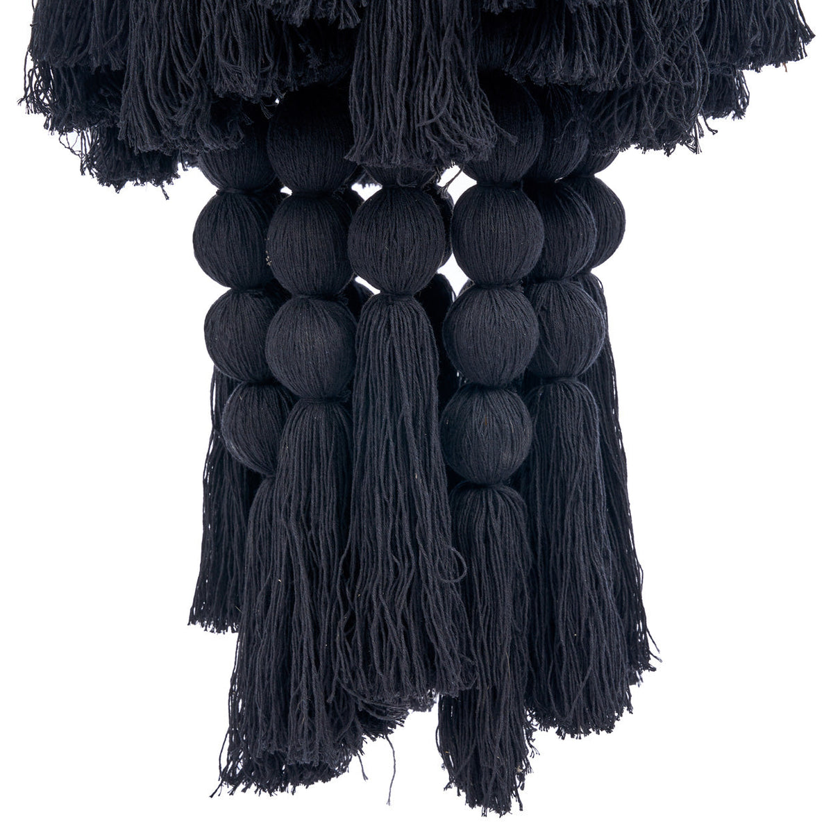 Détail de l'étage inférieur du lustre Nomad avec ses rangs de boules et ses pompons en coton noir