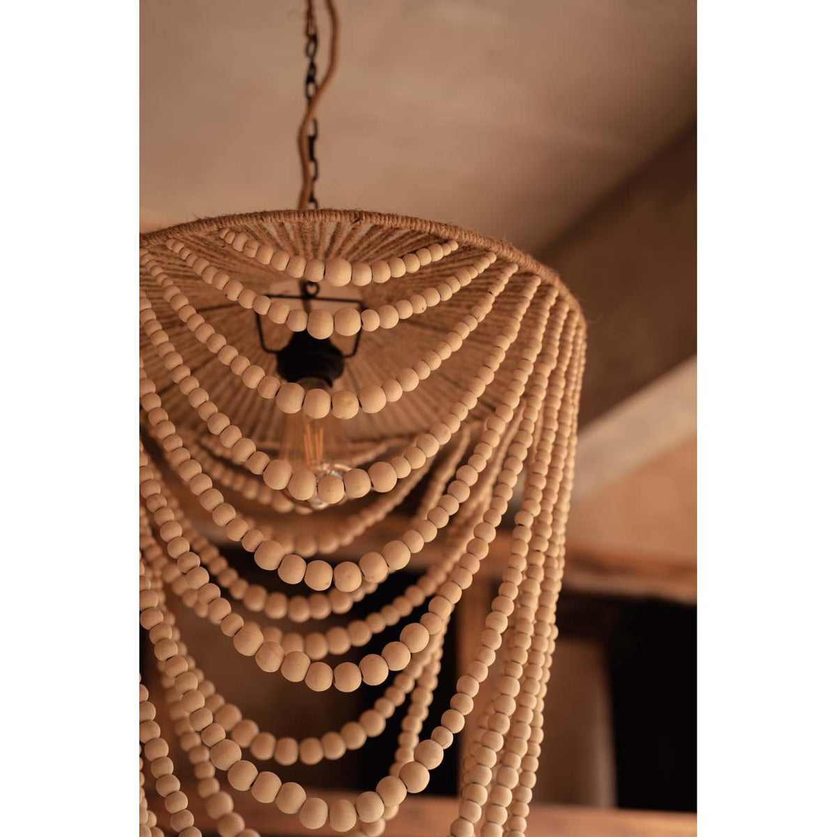 Abat-jour Wooden Bead perles de bois naturel allumé sous un plafond en terre avec une ampoule à filament