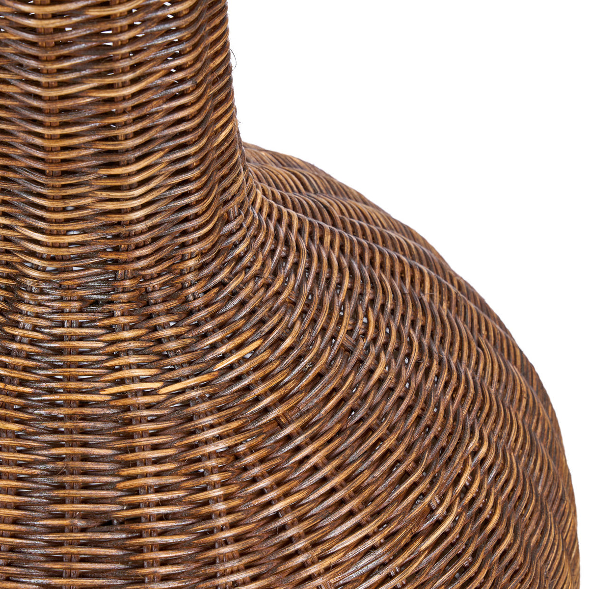 Détail du tressage de rotin à la naissance du col de l'abat-jour Amphora