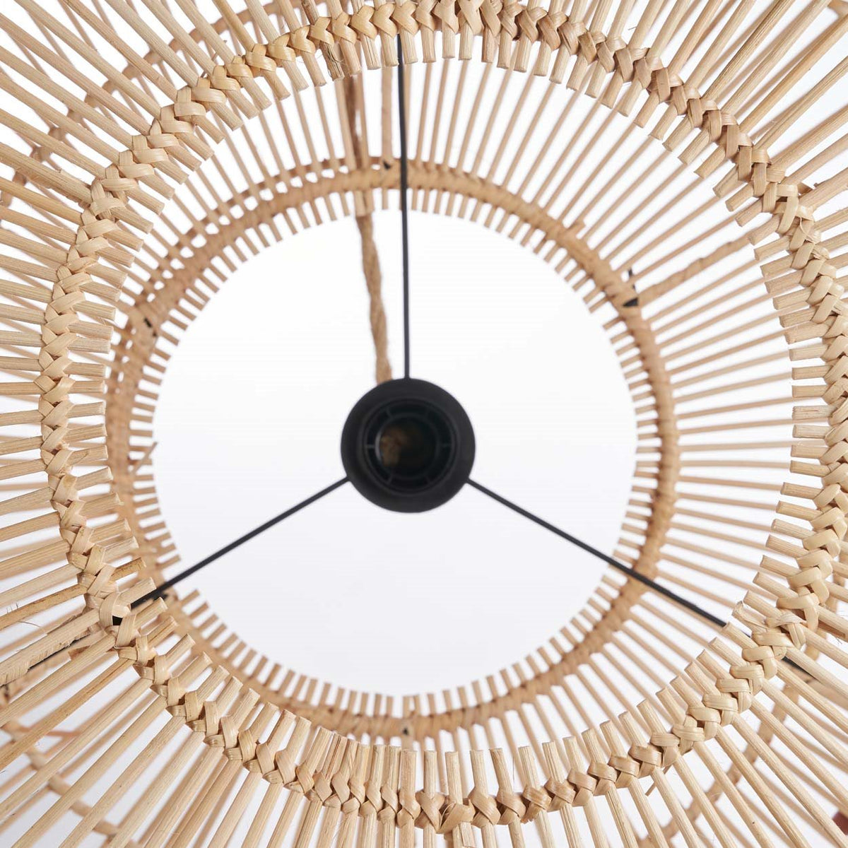 Abat-jour Arun vu du dessous avec sa couronne tressée et son croisillon à trois branches
