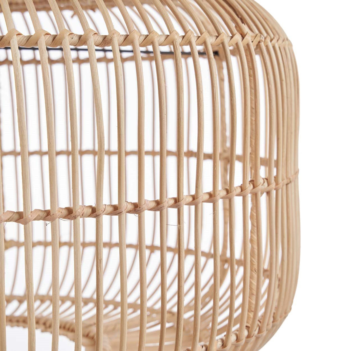 Détail des baguettes verticales en rotin naturel et d'un cerclage ligaturé de l'Arun