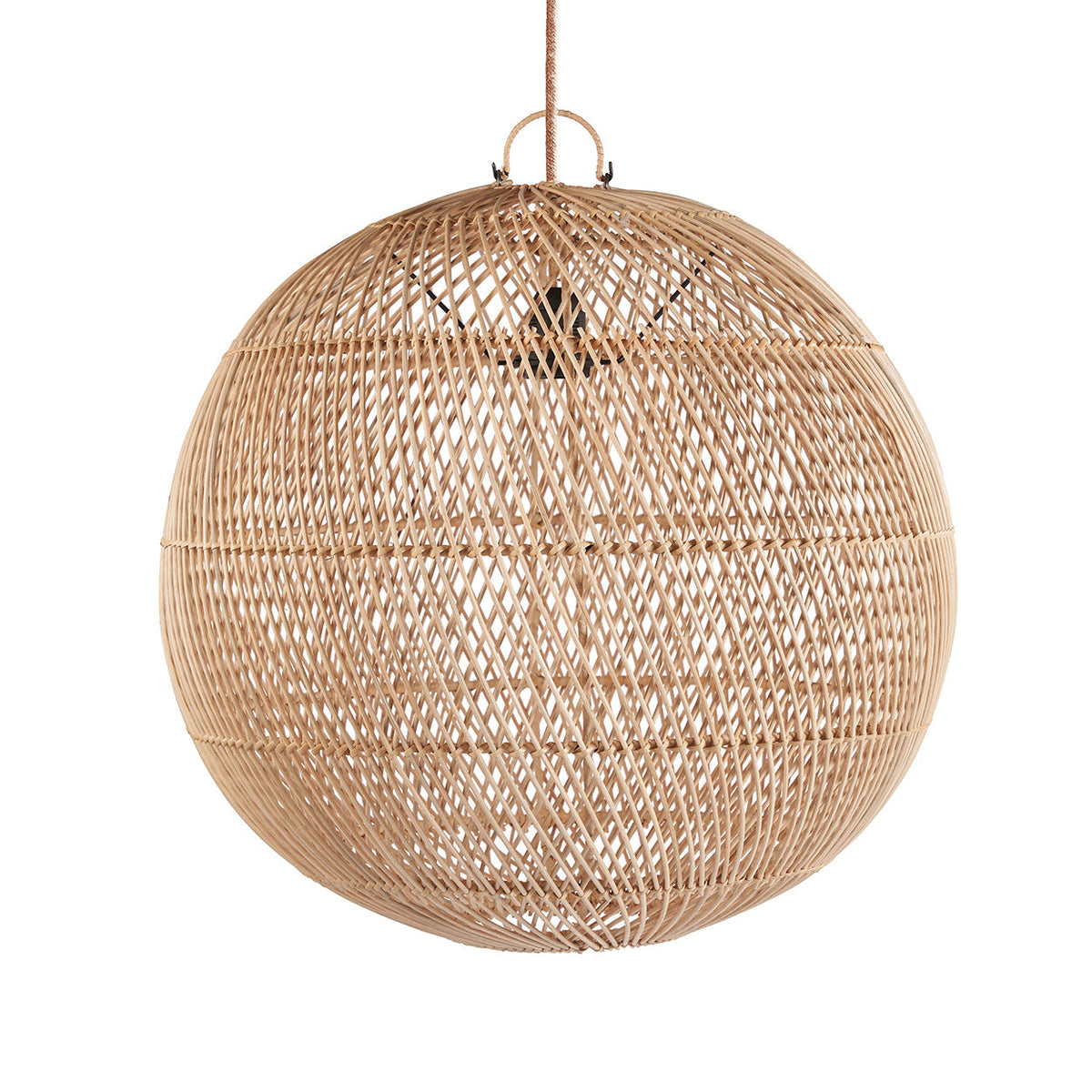 Abat-jour de suspension Bubble rotin naturel en sphère cerclée de bandes monté sur un cordon sur fond blanc