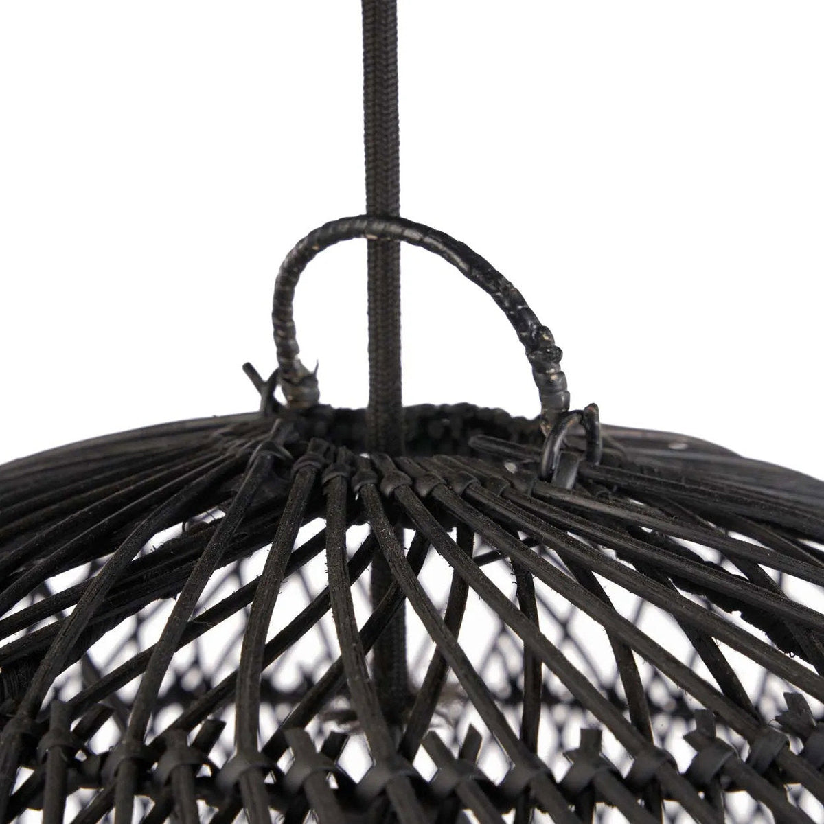Détail de l'anse et des crochets au sommet de l'abat-jour Bubble rotin noir sur son cordon noir