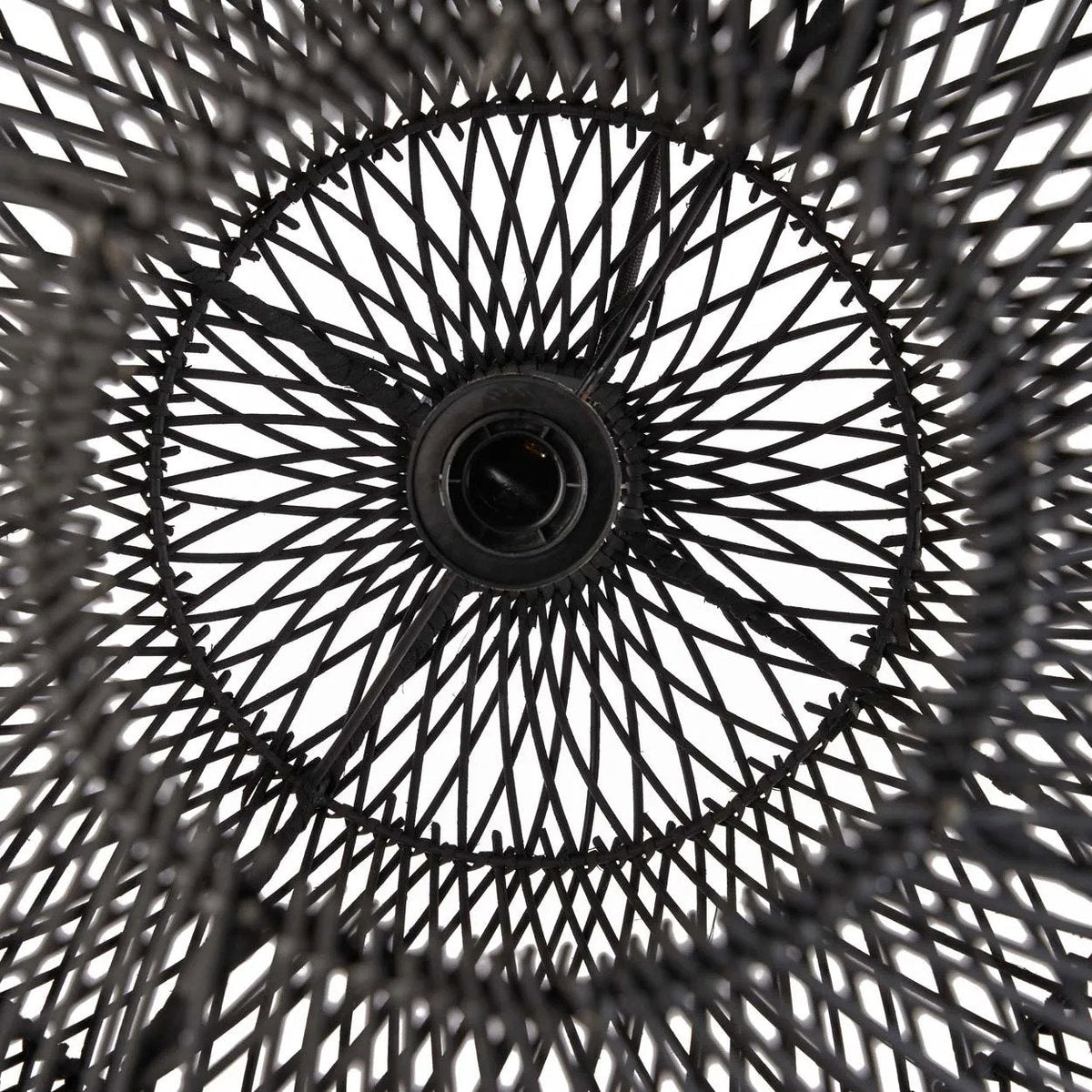 Vue intérieure de l'abat-jour Bubble rotin noir avec la douille au centre de sa couronne