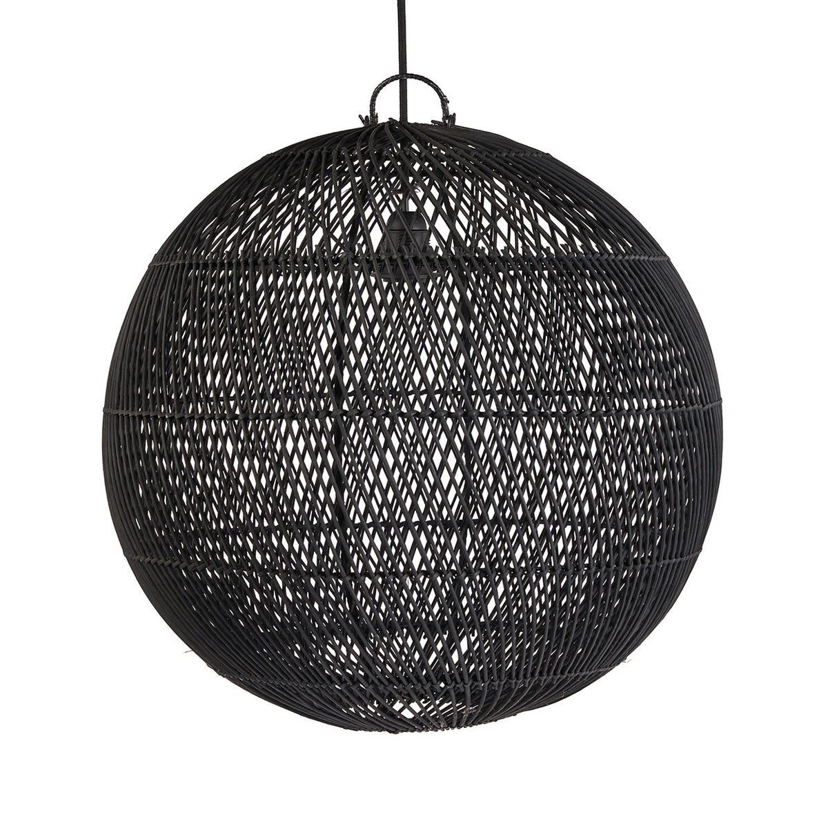 Abat-jour de suspension Bubble rotin noir en sphère cerclée de bandes monté sur un cordon noir sur fond blanc