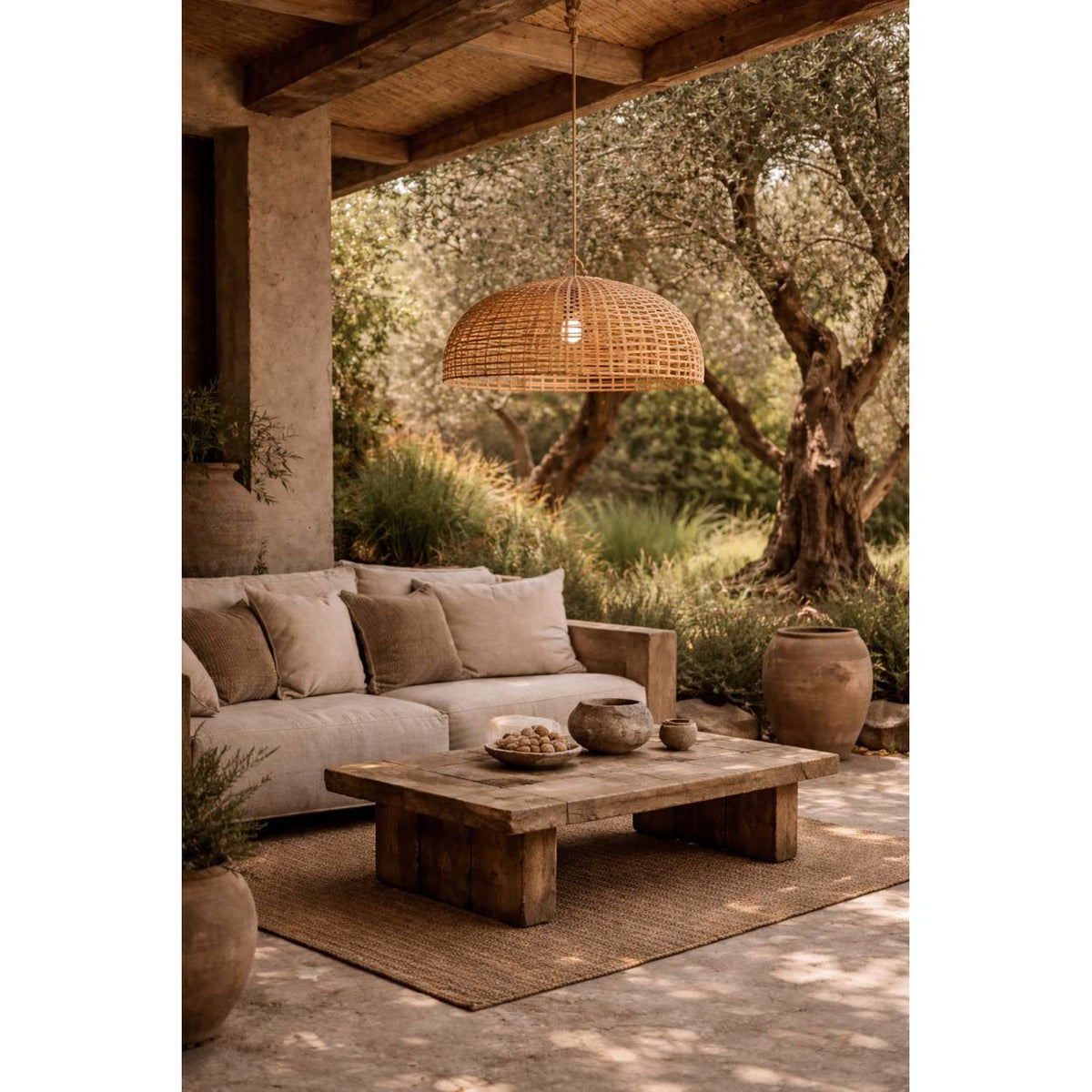 Abat-jour Cloche en rotin synthétique suspendu sous une pergola au-dessus d'une table basse en bois
