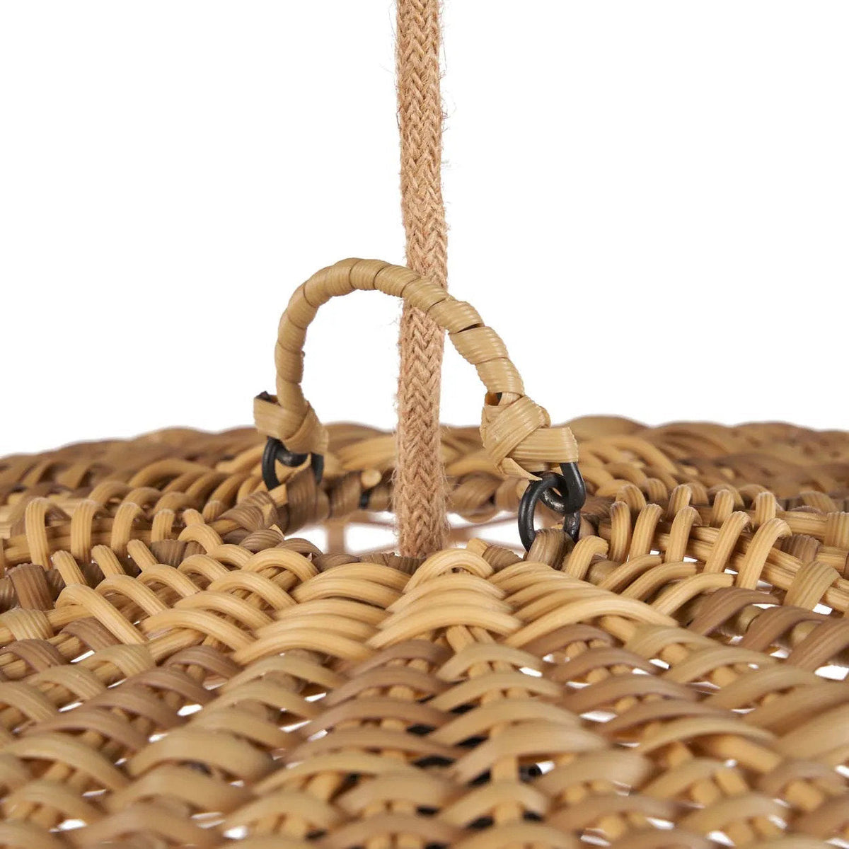 Détail du sommet de l'abat-jour Cloche avec son arche tressée ses deux anneaux métalliques et le cordon en jute