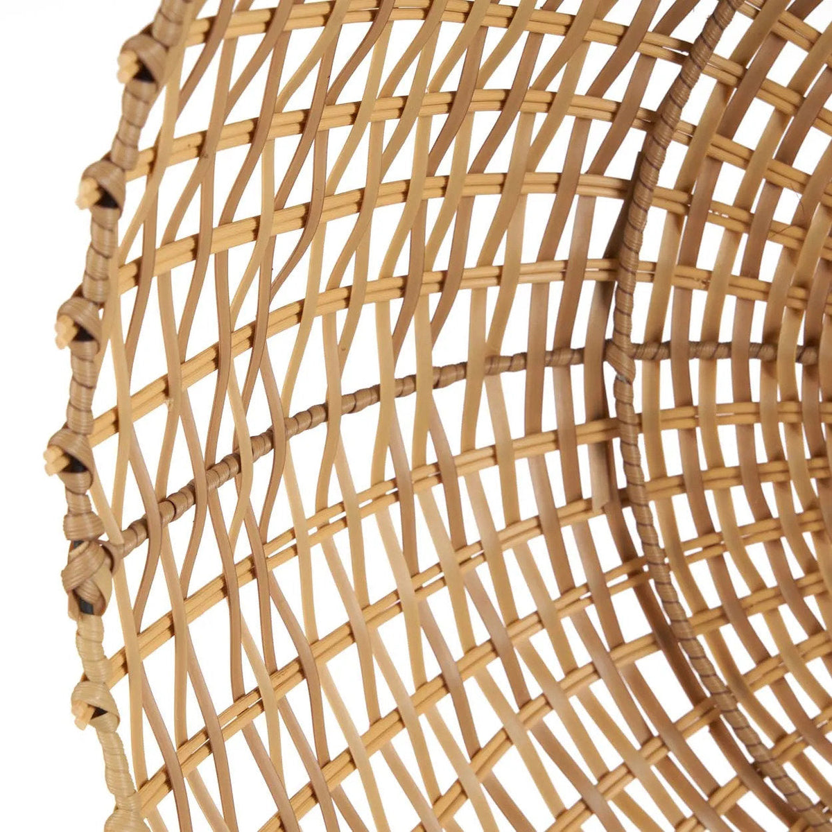 Gros plan sur l'intérieur du tressage ajouré de l'abat-jour Cloche en rotin synthétique