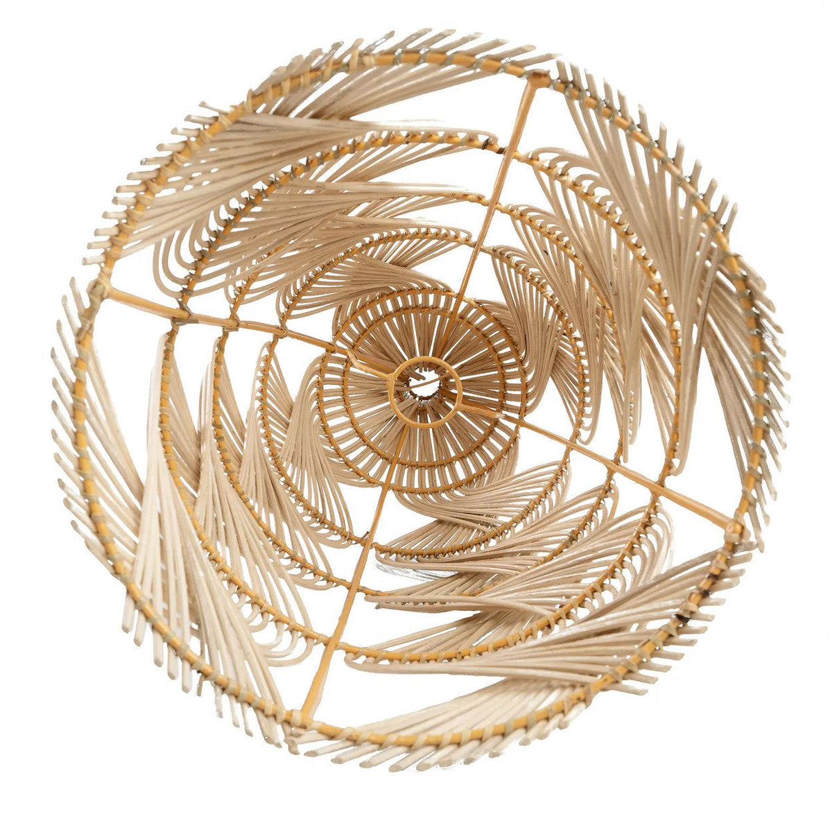 Intérieur de l'abat-jour Garaffa en rotin naturel vu par le bas avec son armature et ses spirales