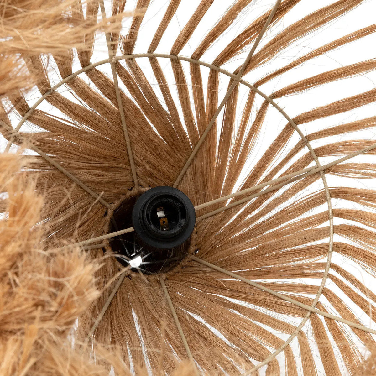 Abat-jour Hippy Tipi vu du dessous avec son armature et ses fibres d'abaca en spirale