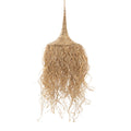 Abat-jour de suspension Honolulu en raphia naturel avec son cône tressé et ses longues franges sur fond blanc