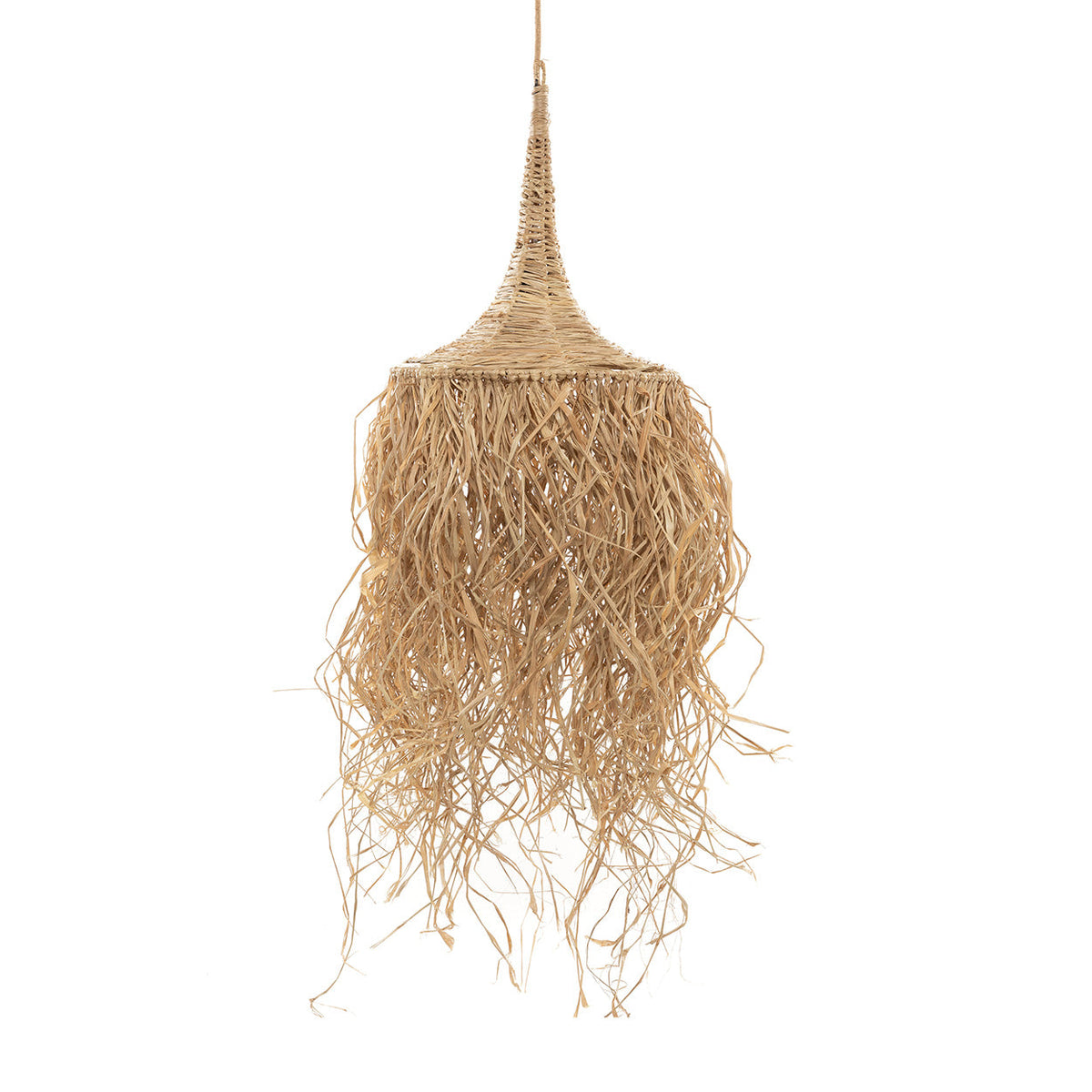 Abat-jour de suspension Honolulu en raphia naturel avec son cône tressé et ses longues franges sur fond blanc