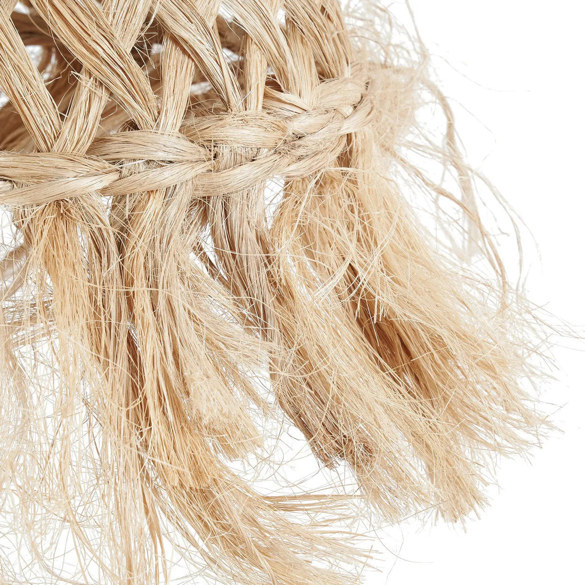 Détail de la tresse et de la frange en abaca naturel de l'abat-jour Jelly Fish