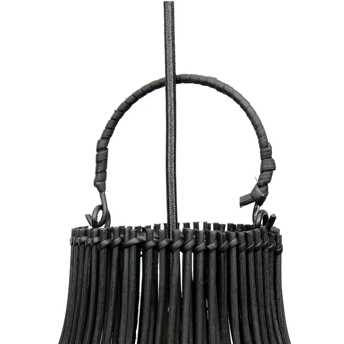Détail de l'anse gainée de rotin noir et de ses crochets au sommet de l'abat-jour Lobster Trap