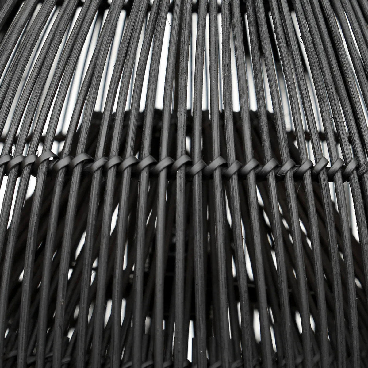 Détail du tressage en rotin noir de l'abat-jour Lobster Trap et de sa ligature horizontale