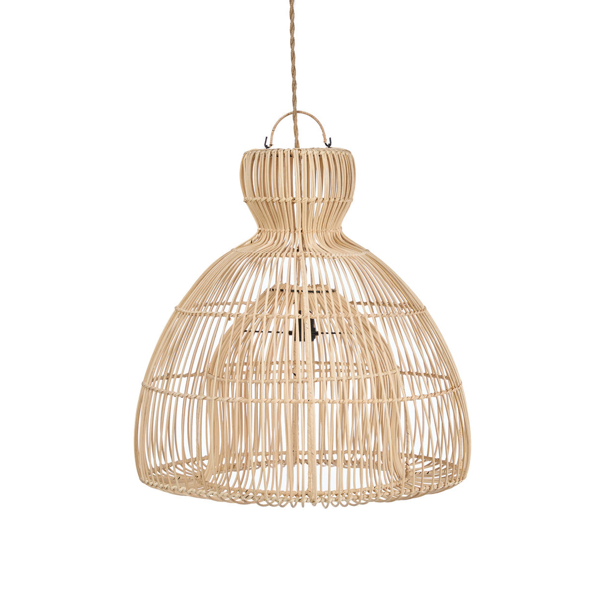 Abat-jour de suspension Matcha Whisk ø 50 cm en rotin naturel monté sur un cordon en jute sur fond blanc