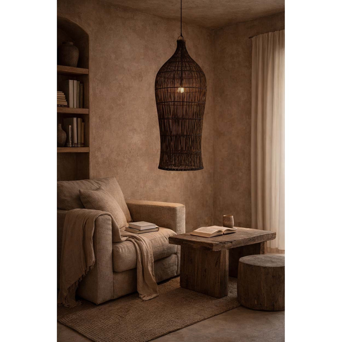 Abat-jour Oasis Tower allumé au-dessus d'un fauteuil et d'une table basse en bois brut