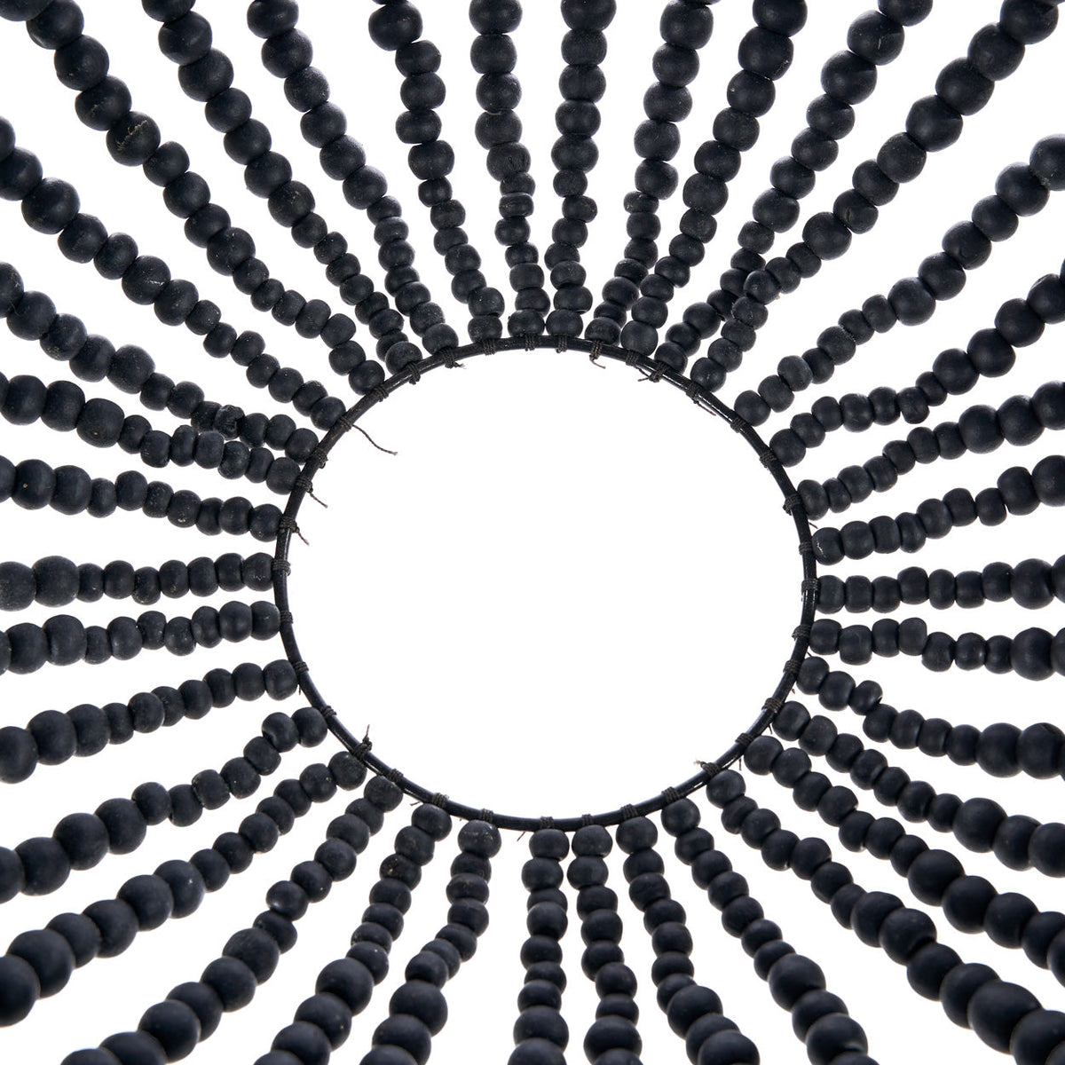 Vue de dessous de l'abat-jour Teardrop et des rangs de perles qui partent du cercle central