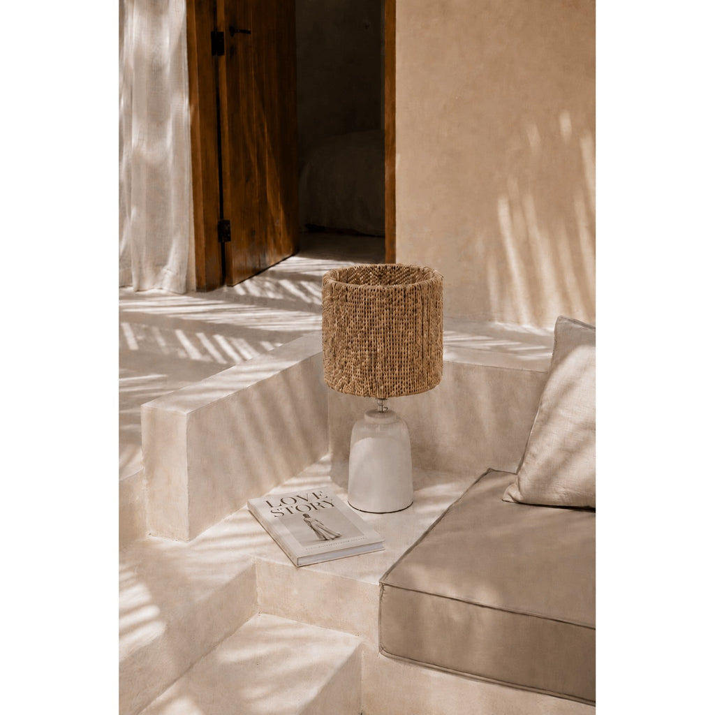 Abat-jour de lampe à poser Chalki en jonc de mer 30 cm en situation