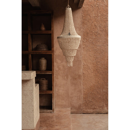 Abat-jour de lustre Ocean Tower en coquillages naturels en situation