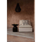 Abat-jour de lustre Teardrop en perles de bois noir en situation
