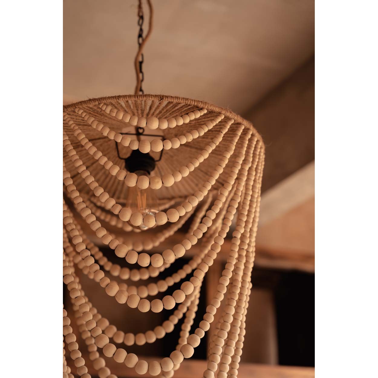 Abat-jour de lustre Wooden Bead en perles de bois naturel en situation