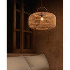 Abat-jour de suspension Arun en rotin naturel 55 cm en situation
