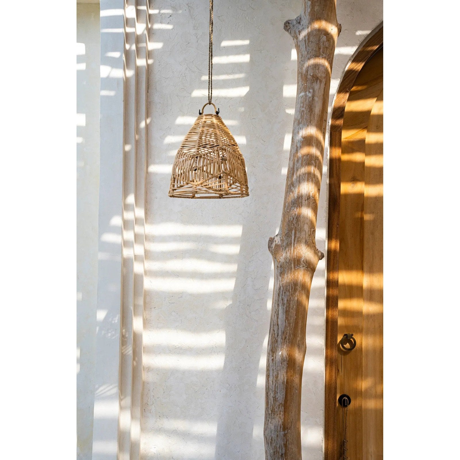 Abat-jour de suspension Bala en rotin naturel 24 cm en situation