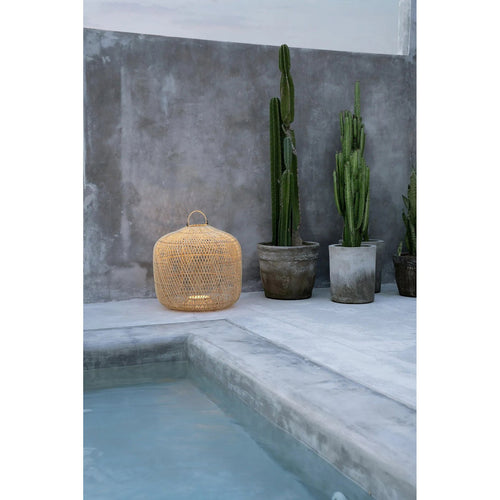 Abat-jour de suspension Batu Bolong en rotin naturel 58 cm en situation
