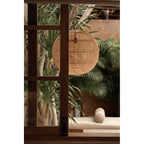 Abat-jour de suspension Bubble en rotin naturel 50 cm en situation