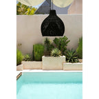Abat-jour de suspension Lobster Trap en rotin noir 50 cm en situation