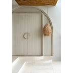Abat-jour de suspension Shaggy en rotin naturel 45 cm en situation