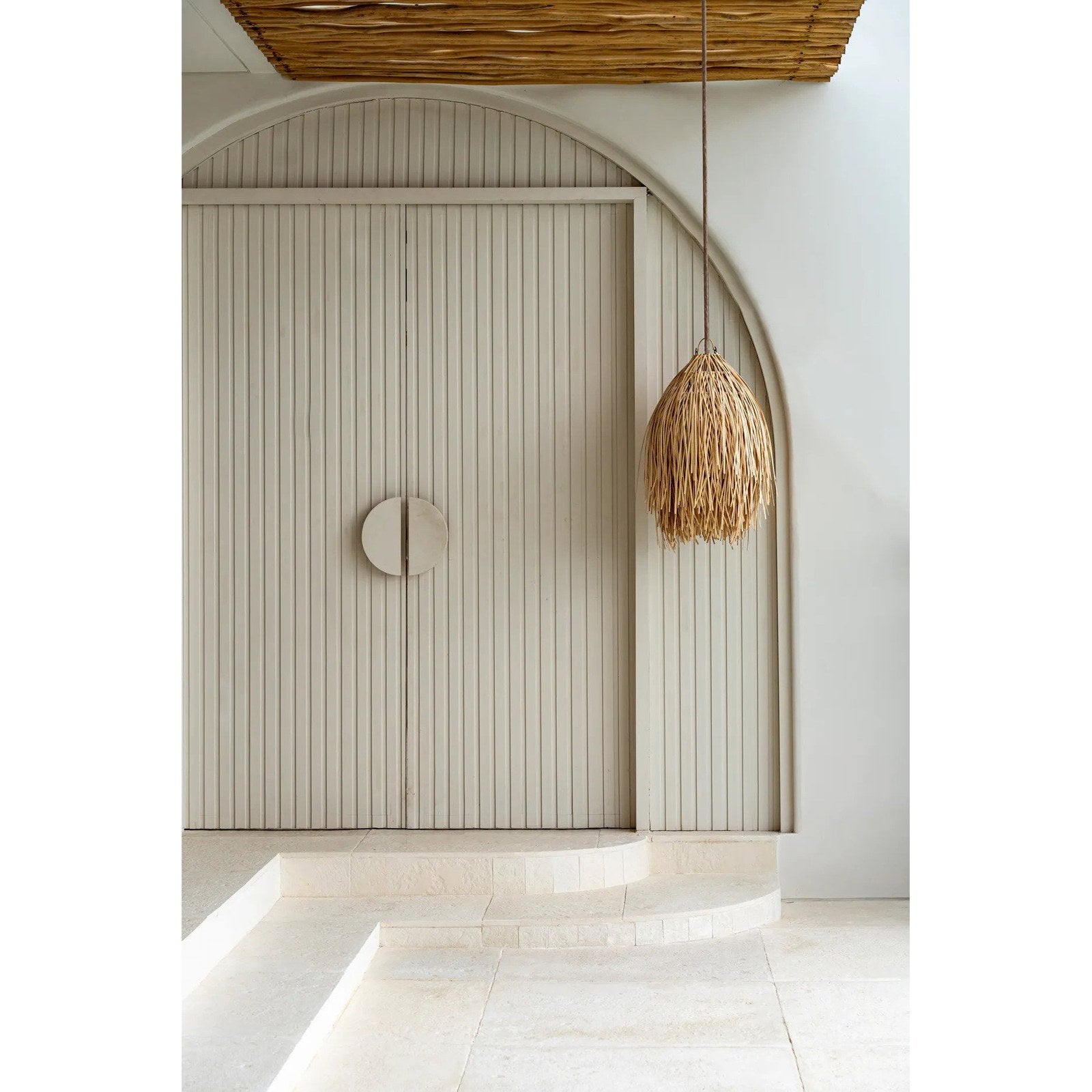 Abat-jour de suspension Shaggy en rotin naturel 45 cm en situation