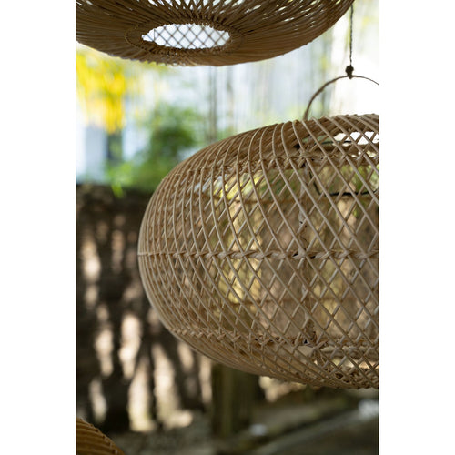 Abat-jour de suspension Wholly en rotin naturel 50 cm en situation