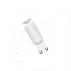 Ampoule LED G9 en capsule blanche vue inclinée avec sa lentille transparente et ses deux broches
