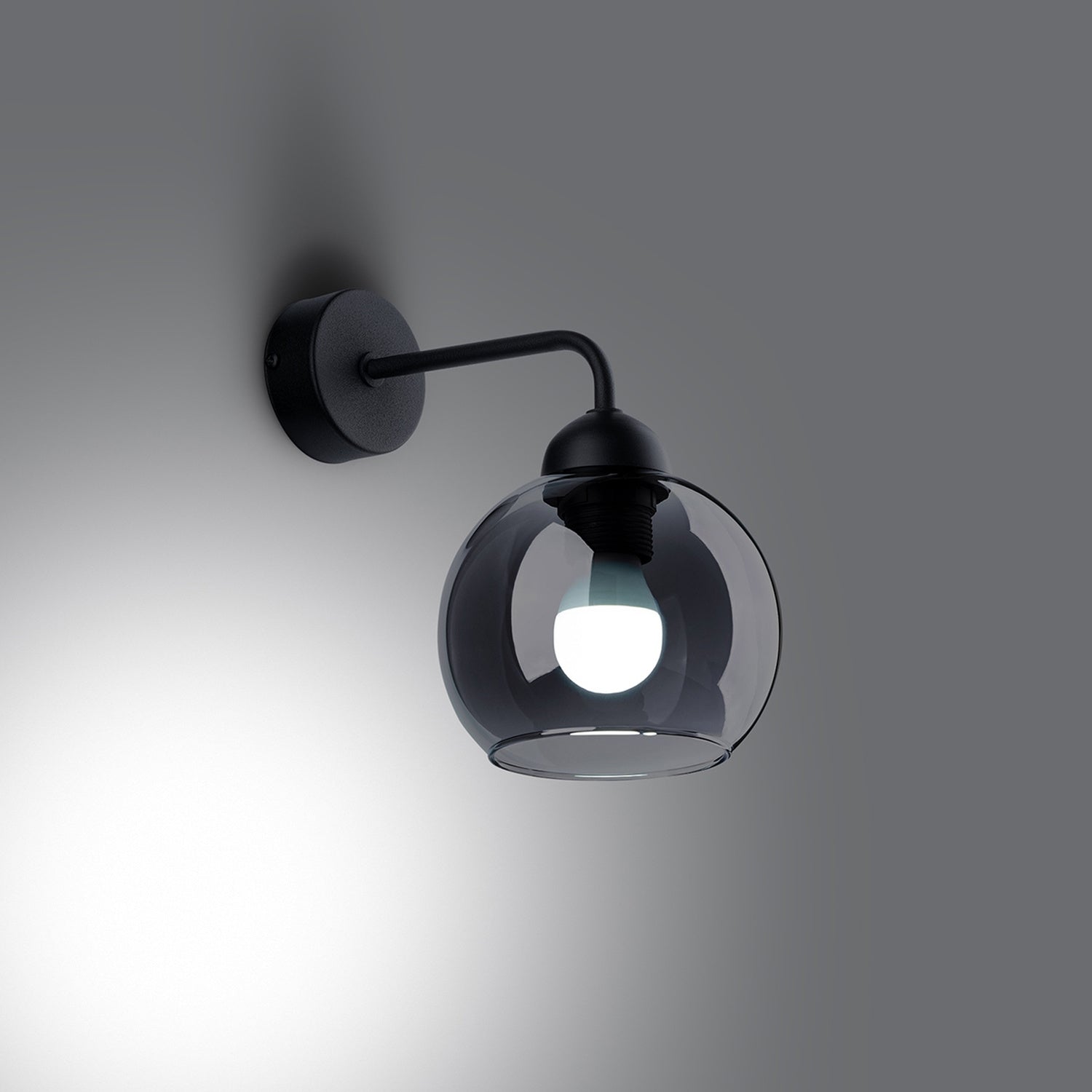 Applique Alino verre fumé E27 allumée, ampoule E27 apparente