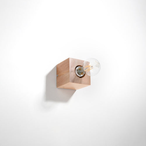 Applique Ariz en bois naturel, cube massif à ampoule apparente, vue de profil
