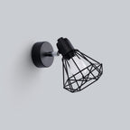 Applique Artemis noir de trois quarts, abat-jour cage filaire