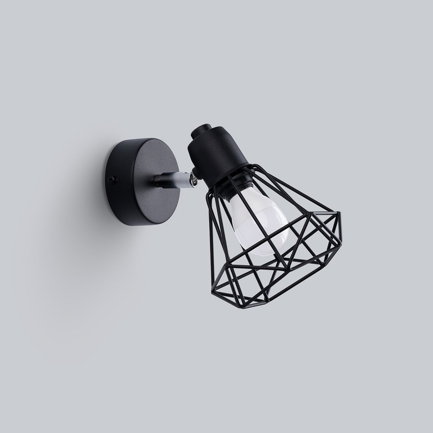 Applique Artemis noir de trois quarts, abat-jour cage filaire