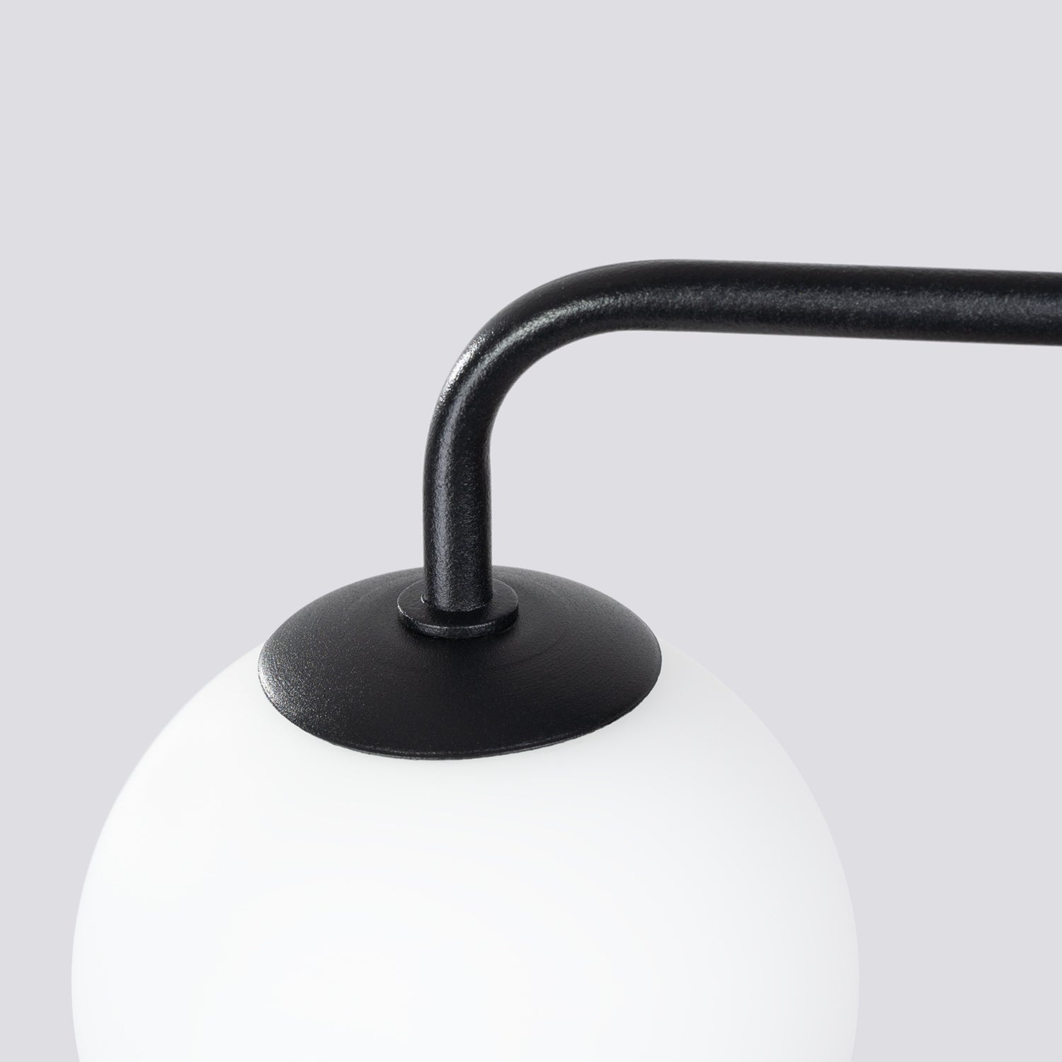 Applique Astral 1 boule opale acier noire G9, détail de la structure