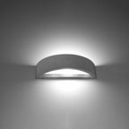 Applique Atena béton allumé, deux halos vers le haut et le bas