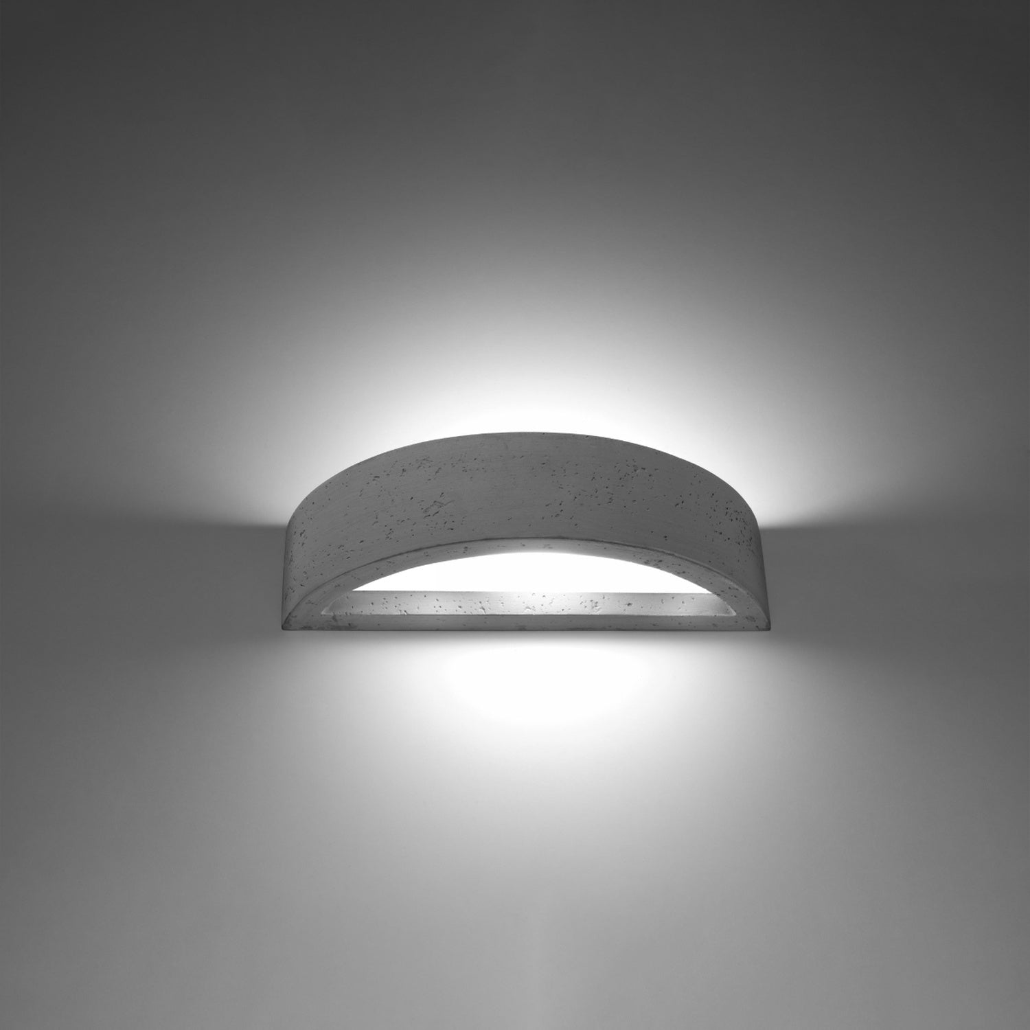 Applique Atena béton allumé, deux halos vers le haut et le bas