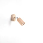 Applique Berg en bois naturel, spot cylindrique orientable, vue de profil