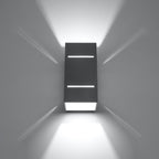 Applique Blocco aluminium gris allumée, lumière montante et descendante et fentes lumineuses