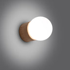 Applique Boomo bois et verre opale G9 allumée, halo opale doux
