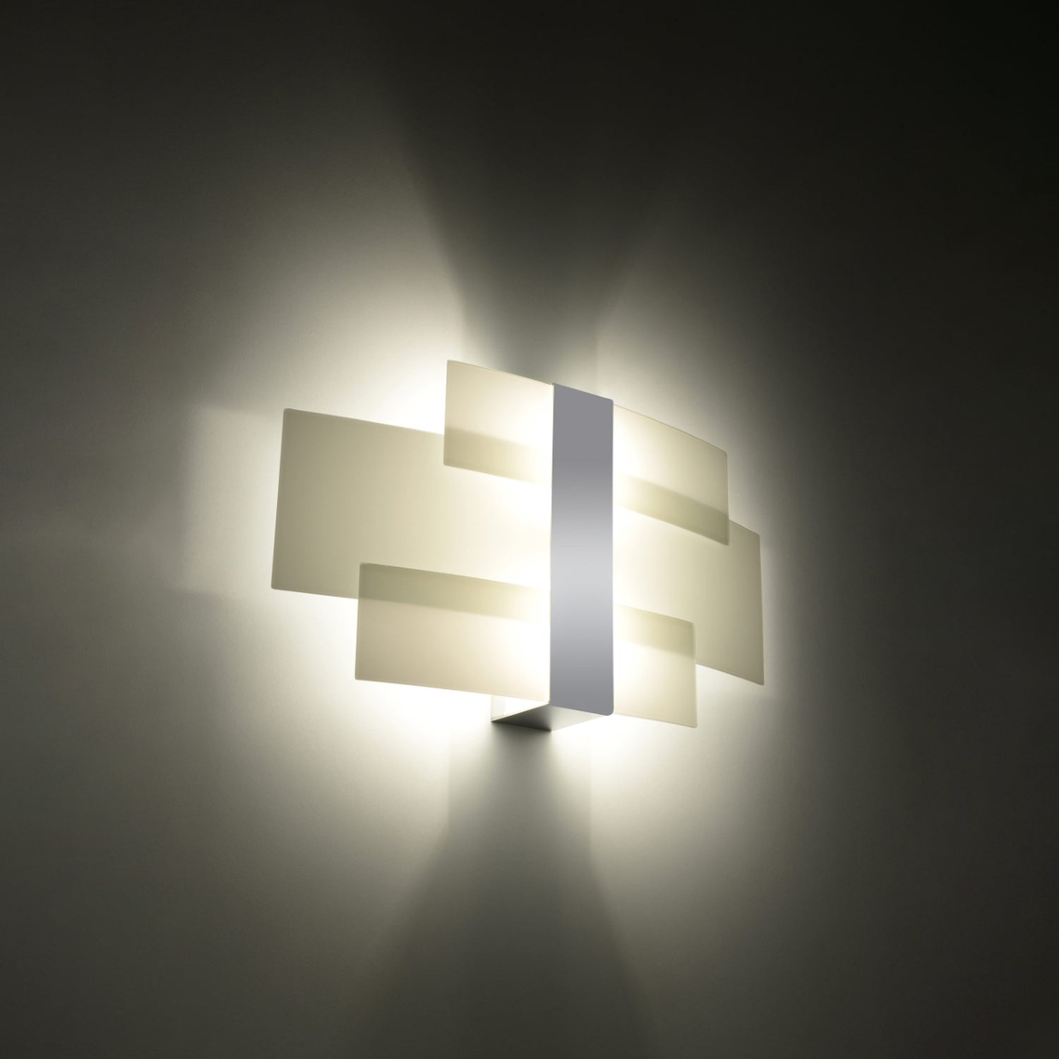 Applique Celia allumée, lumière chaude diffusée par les panneaux de verre