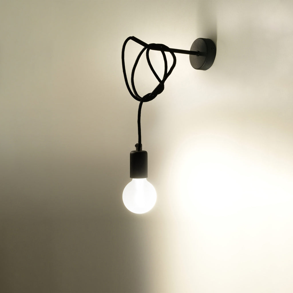 Applique Edison noire allumée, ampoule E27 apparente