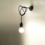Applique Edison noire allumée, ampoule E27 apparente